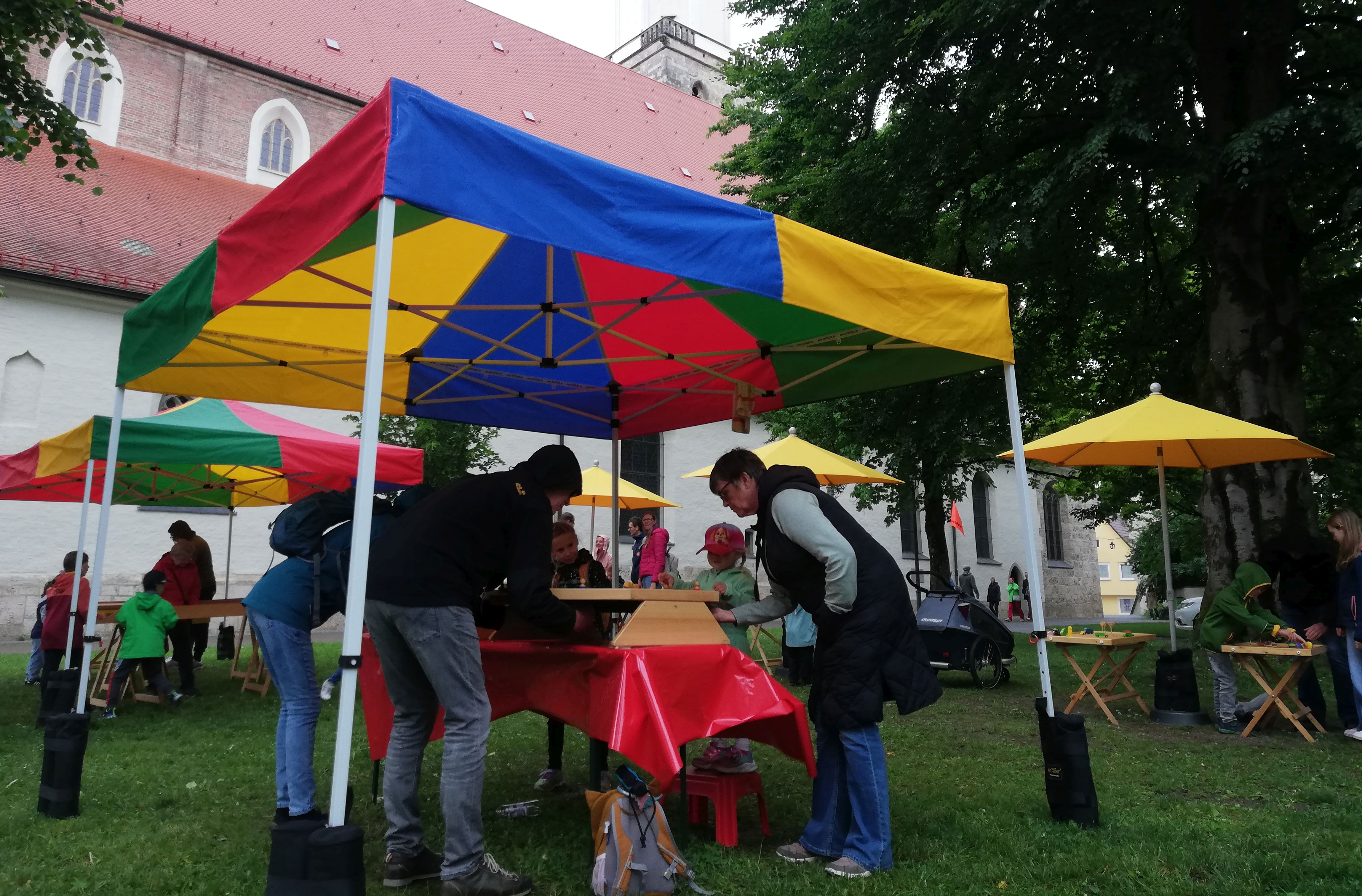 Geschicklichkeitsspiele aus Holz unter einem Zelt in Memmingen